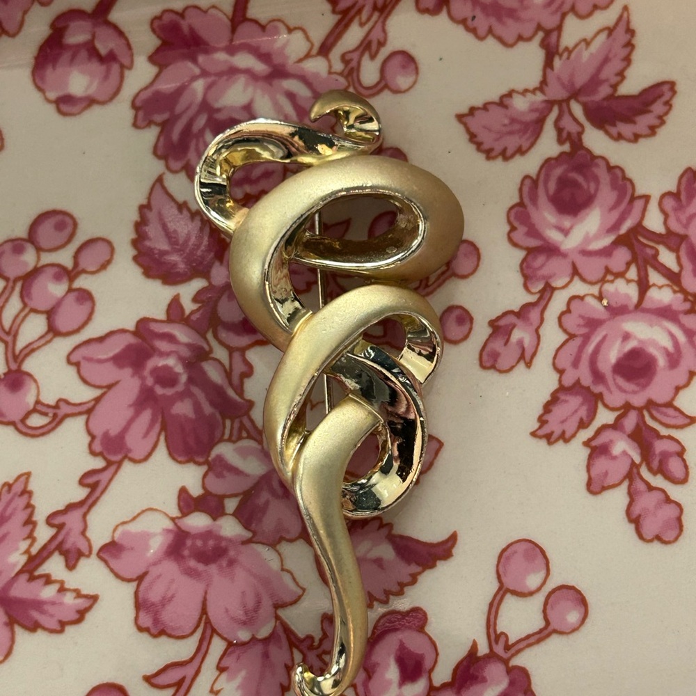 Vintage Goldtone Polished SWIRL Shape Pin Brooch